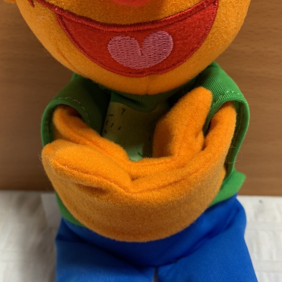 Ernie Hugs Forever Friends - Sesame Street by Hasbro - Picture 8 of 9